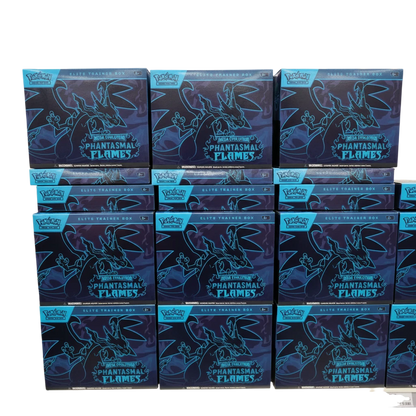 Cajas de Entrenador Elite InspectorTCG Phantasmal Flames con diseño de Charizard azul en estantería de tienda